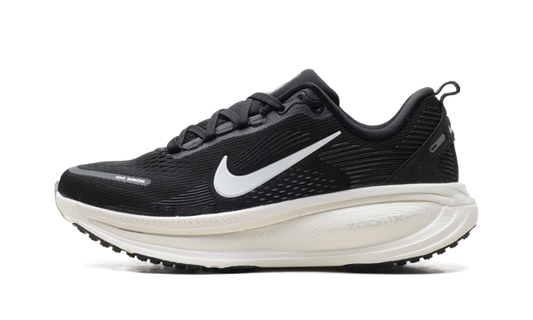 Vomero 18 WMNS"Black Summit White" HM6804 005
