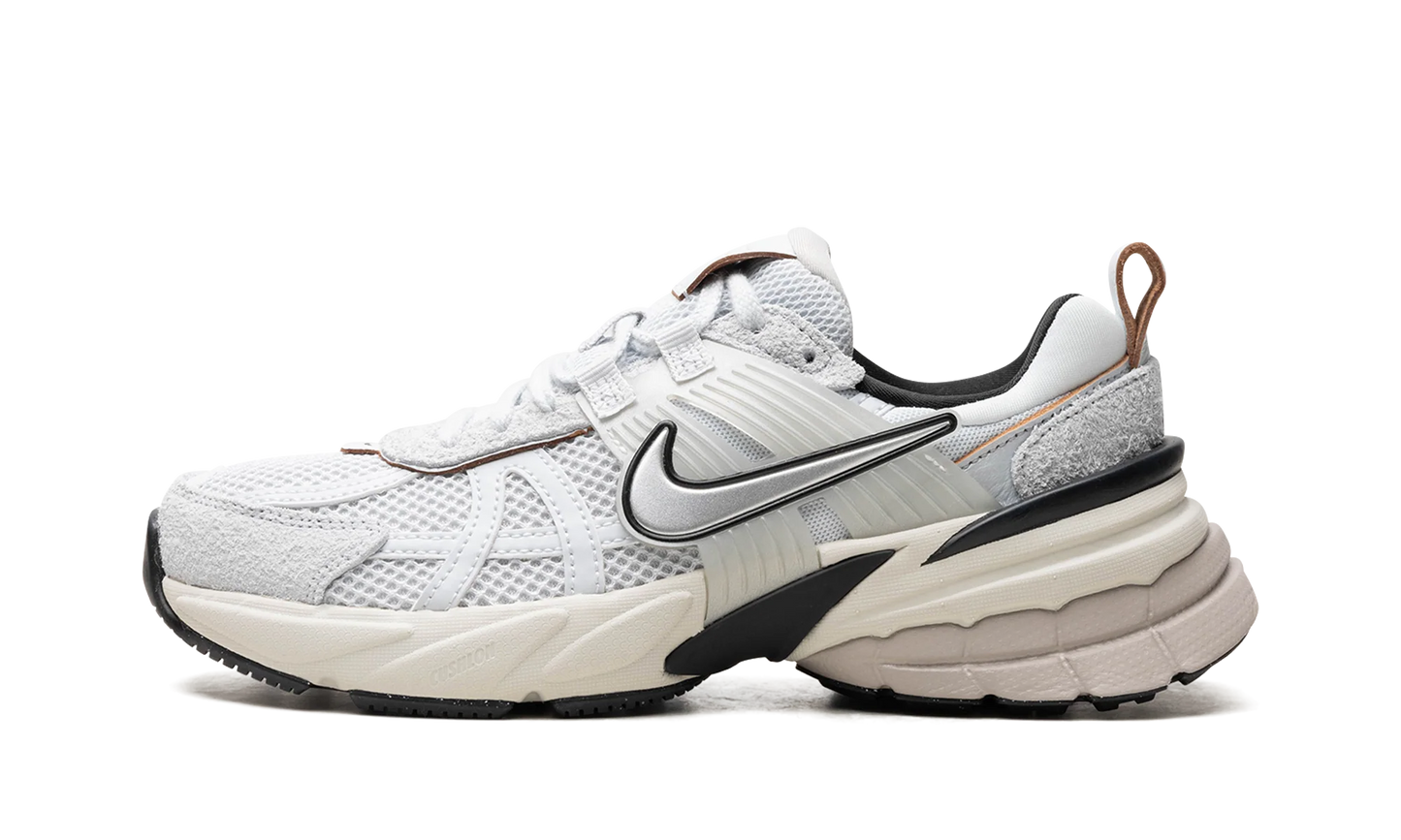 V2K Run WMNS"Pure Platinum/ Chrome" FN6703 002