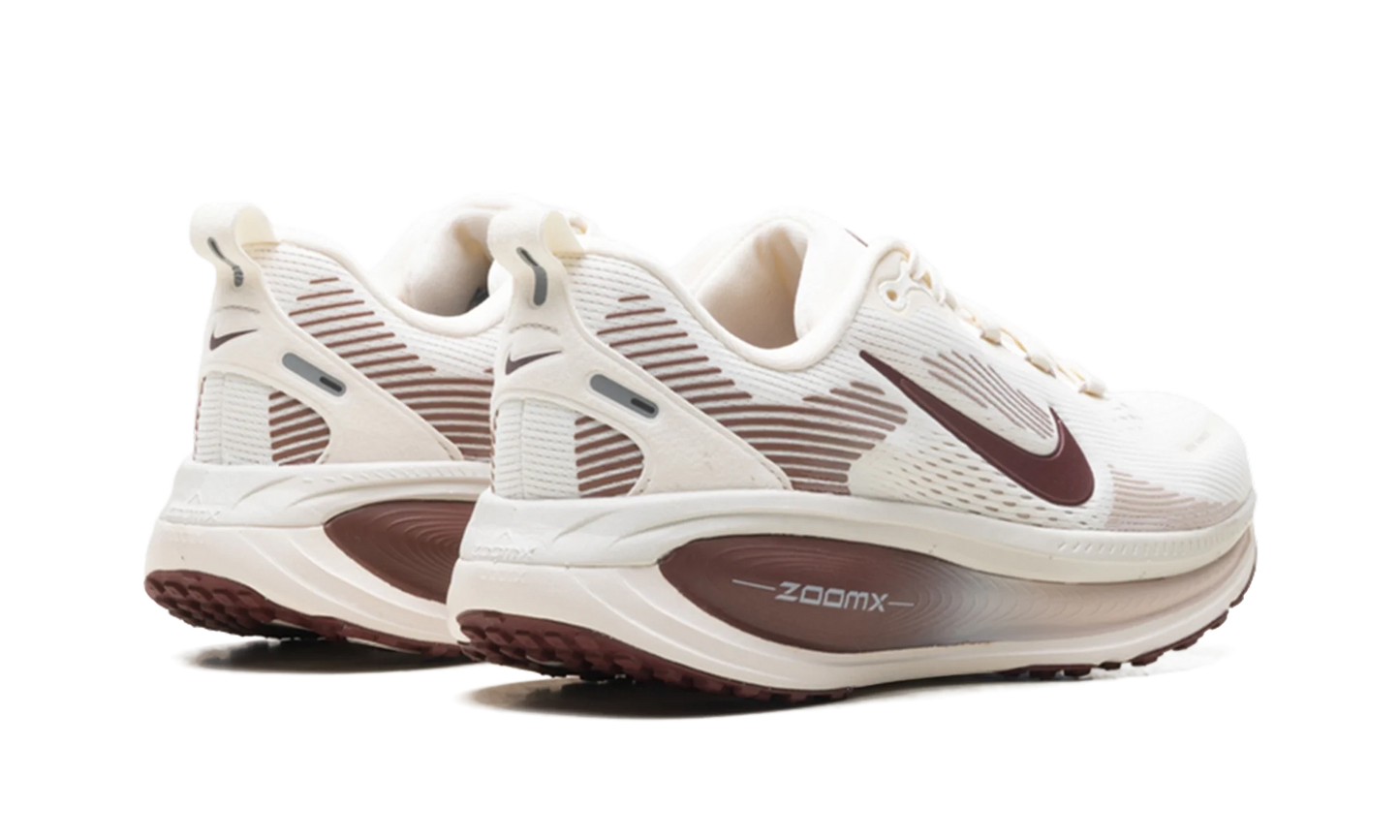 Vomero 18 WMNS"Pale Ivory Red Sepia Silt Red Dark Team Red" HM6804 108