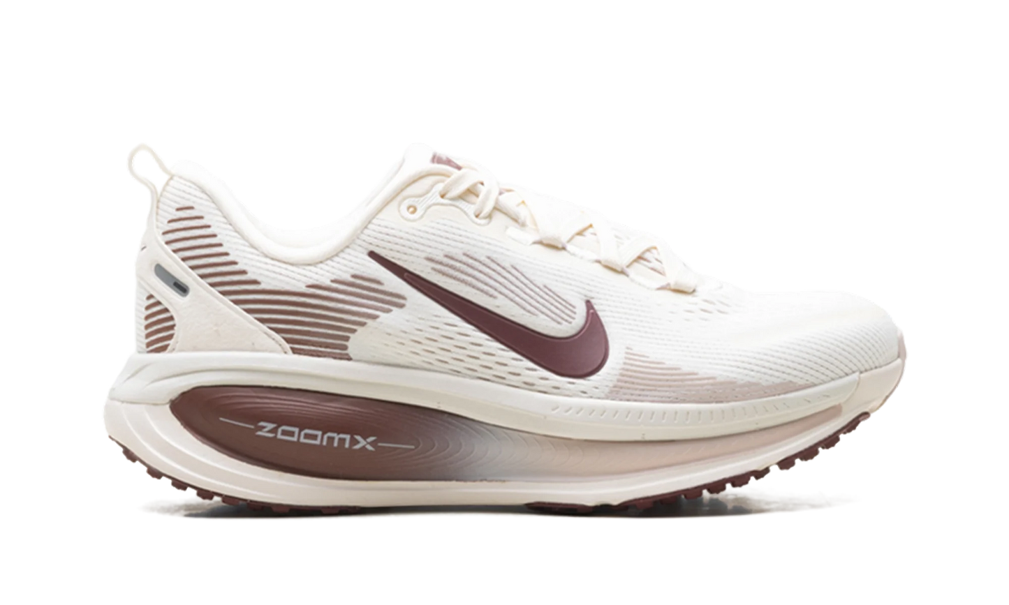 Vomero 18 WMNS"Pale Ivory Red Sepia Silt Red Dark Team Red" HM6804 108