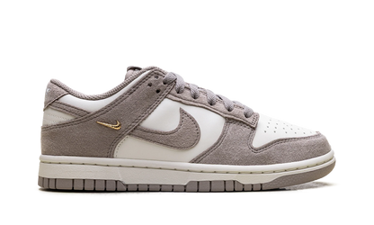 Dunk Low WMNS"Malt Gold Mini Swoosh" IB4417 105
