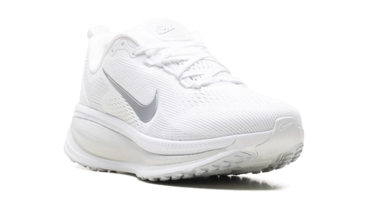 Vomero 18 WMNS"White Photon Dust Summit White Metallic Silver" HM6804 104