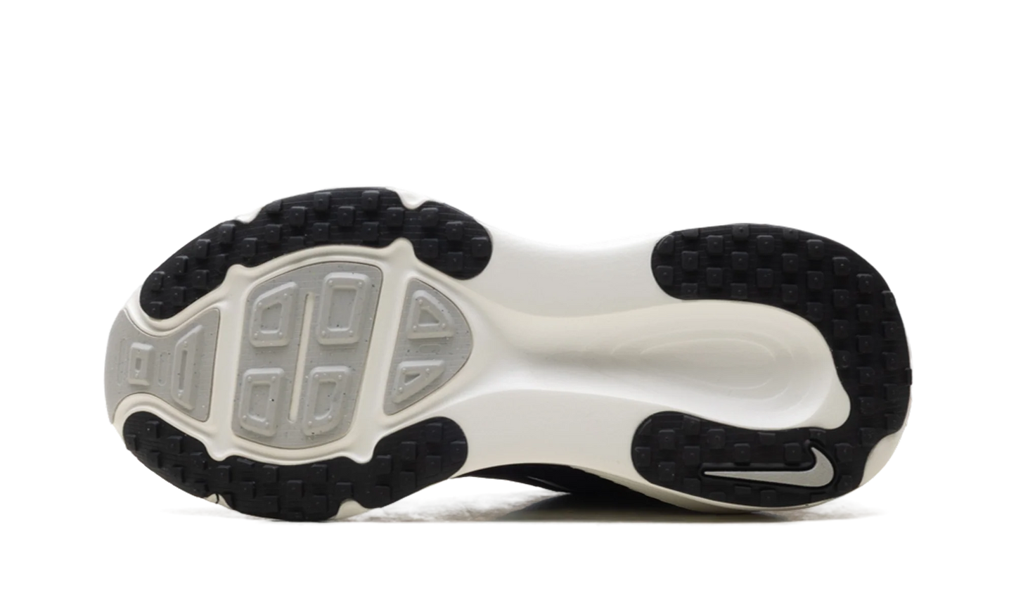 Vomero 18 WMNS"Black Summit White" HM6804 005