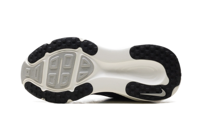 Vomero 18 WMNS"Black Summit White" HM6804 005